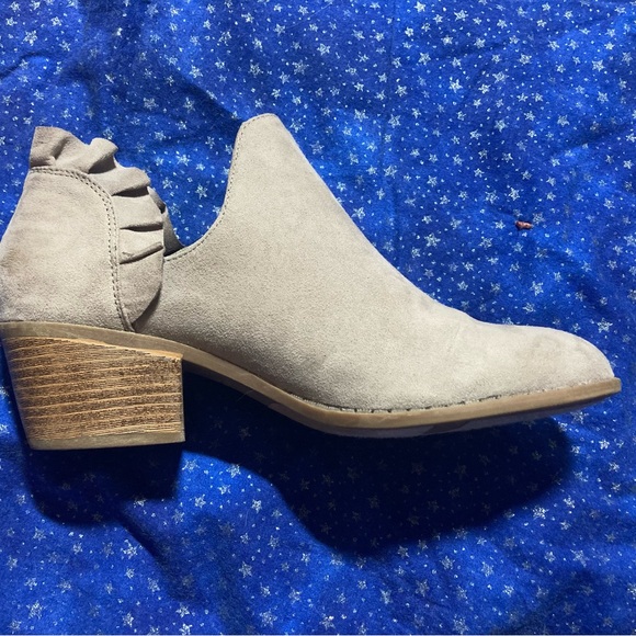 8.5 EUC Fergalicious Ankle Boots Ruffle. Faux Suede. Taupe. - Picture 9 of 12